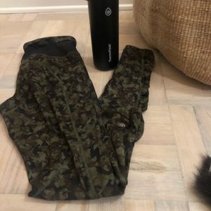 LULU LEMON SPECKLED ARMY CAMO PRINT LEGGING SZ 8